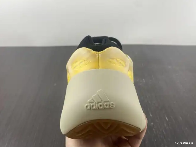 V3 700 Safflower Mono Adidas HP5425 Yeezy 0529